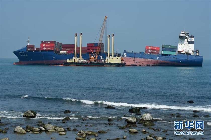 Taiwan container ship beached oil spill